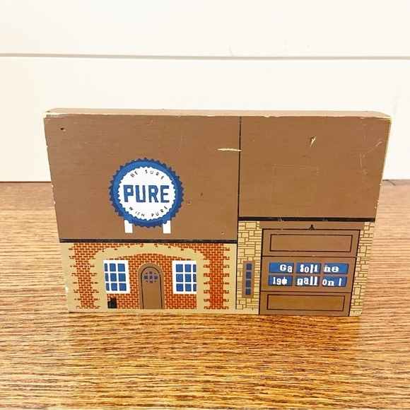 The Cat’s Meow | Vintage 1992 Series X Pure Gas Station Mini Wooden House - Picture 1 of 7